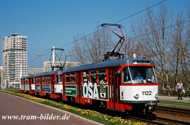 1122+1121+151 III mit neunen Tren und in den Hausfarben der HAVAG, am 30.04.2001 in der Mansfelder Strae.jpg