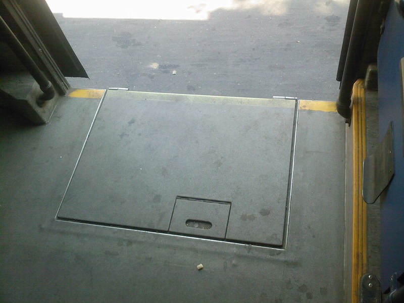 1170 - FPZ placa mobila pentru accesul persoanelor cu dificultati locomotoare, usa II vedere inferioara (12.07.2008).jpg