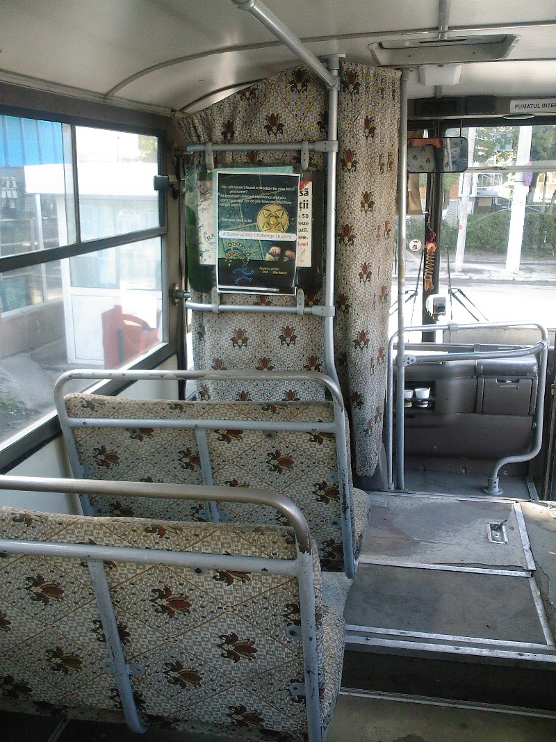 3970 - YRA cabina soferului vedere dinspre salon (07.05.2009).jpg
