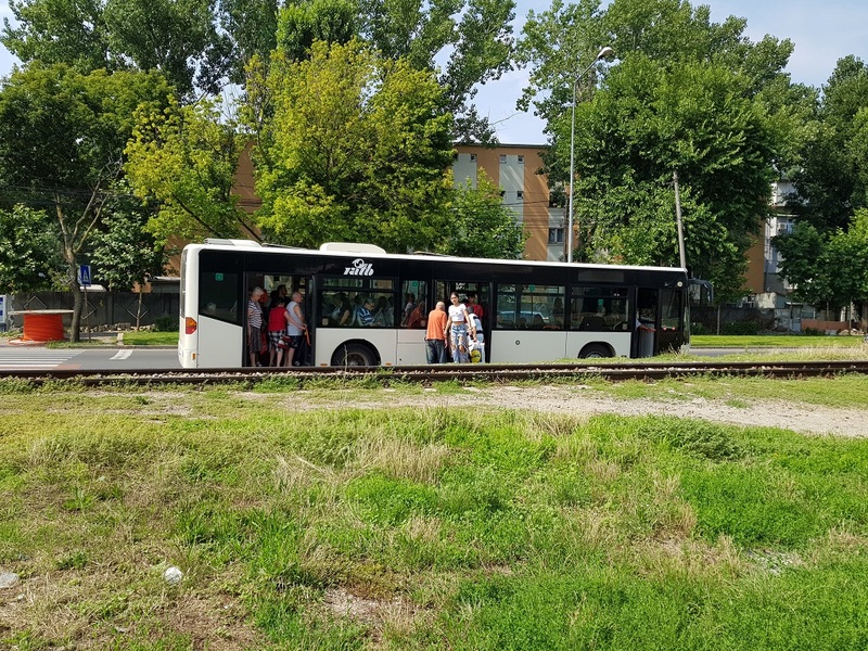 image-2018-07-4-22547557-0-autobuz-ratb-langa-linia-cale-ferata.jpg