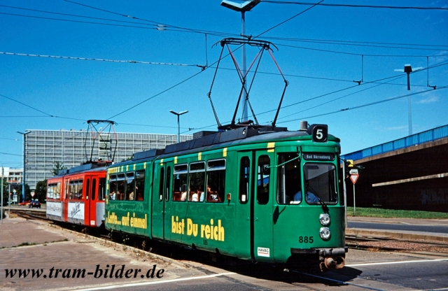 885 nach der Modernisierung, am 28.06.1997 ebenfalls auf dem Riebeckplatz.jpg