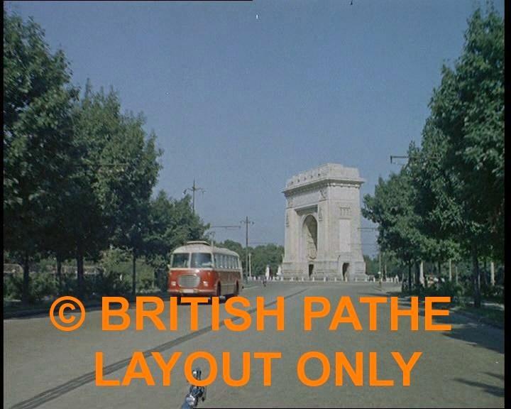 Autobuz ©koda 706, pe linia 31 (bulevardul Trandafirilor, azi Mareºal Prezan, lângã Arcul de Triumf) (imagine din film British Pathe, 1961).jpg