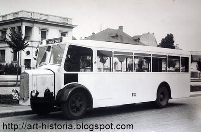Autobuz Renault (n perioada interbelic, pe bd Lascr Catargiu).JPG