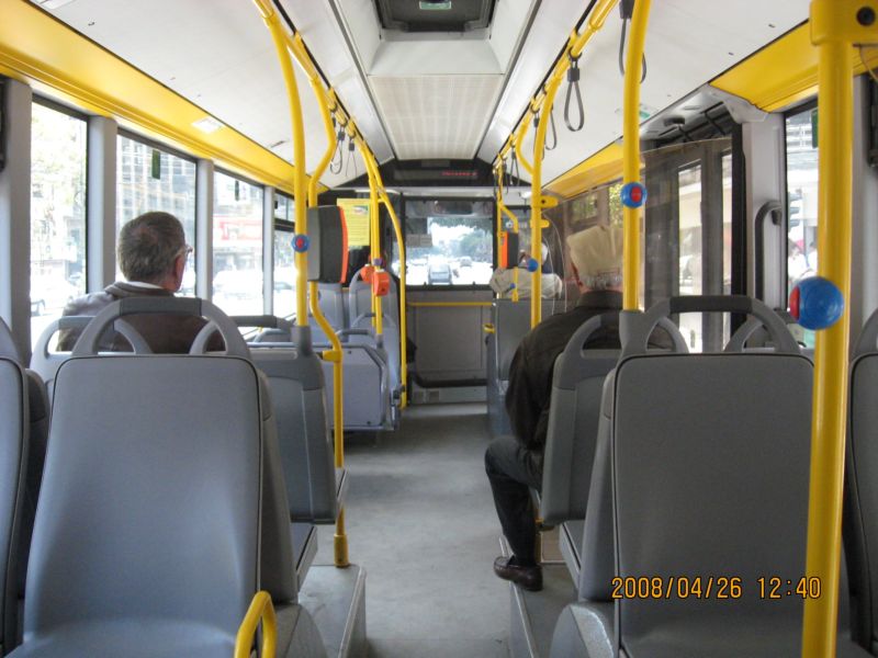 Interiorul lui #4100 vãzut dinspre spatele autobuzului (800x600).JPG