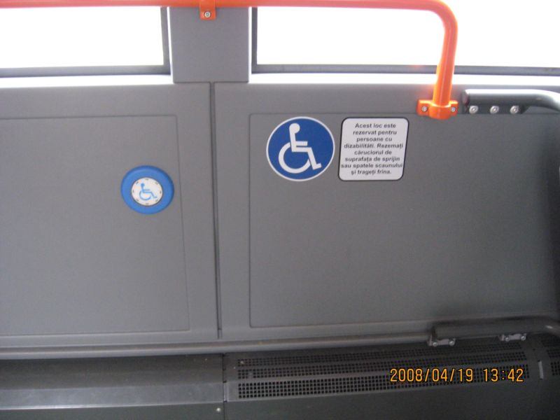 Loc rezervat pasagerilor cu dizabilitãþi (800x600).JPG