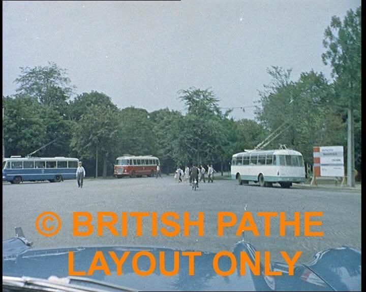 n piaþa Arcului de Triumf, 1961 (troleibuz neidentificat, probabil TV12 recarosat, autobuz ©koda 706, troleibuz TV 2E) (imagine din fillm British Pathe).jpg