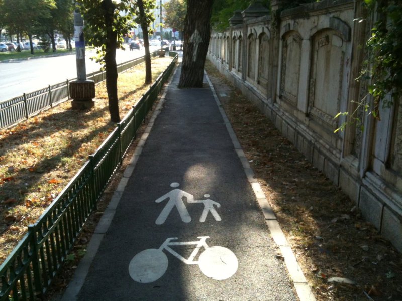 Pista de biciclete in Cotroceni.jpg