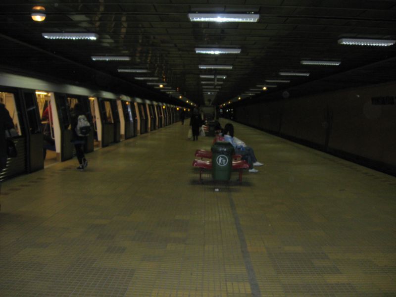 Statia de metrou Dristor 2 (vederea spre tunelul de la intrarea in statie) 800x600.JPG
