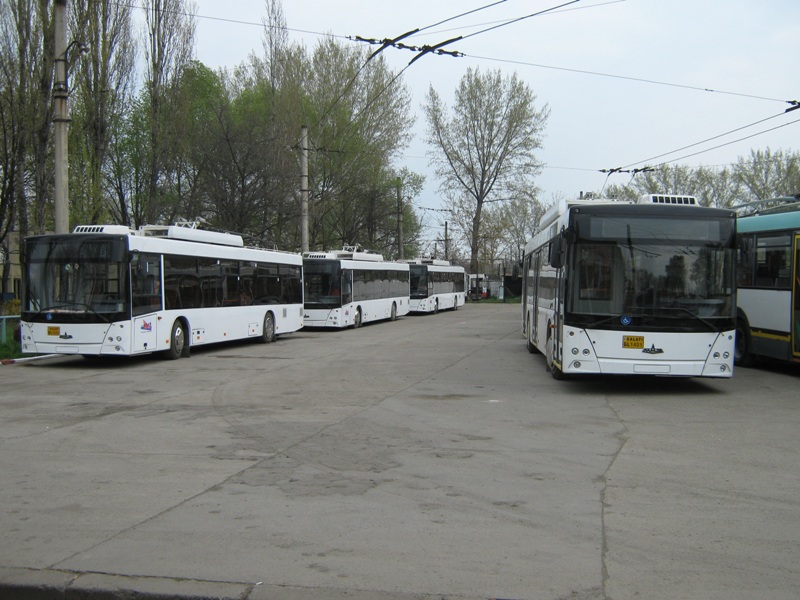 0274 - o parte din troleibuzele MAZ (11.04.2009).jpg