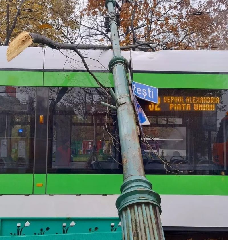 Stalp cazut pe tramvai, 12 noiembrie 002.jpg