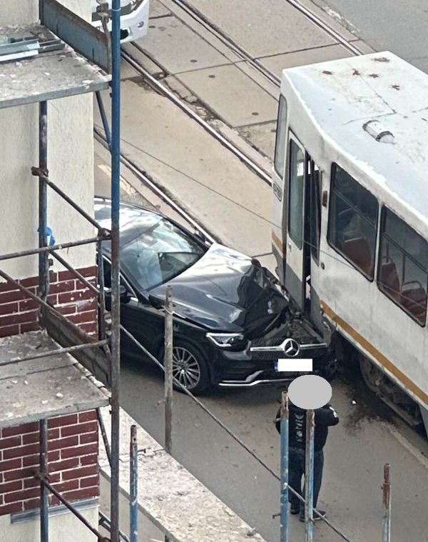 accident-mercedes-tramvai-bd-lacul-tei-bucuresti.jpg