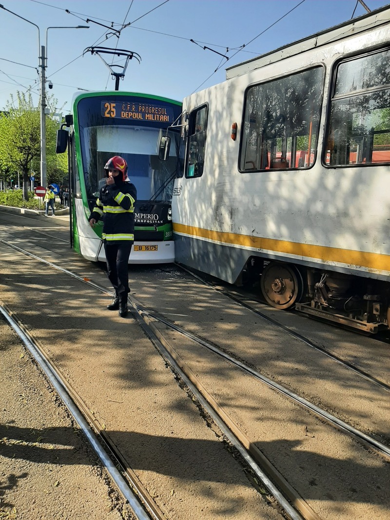 doua-tramvaie-s-au-ciocnit-frontal.jpg