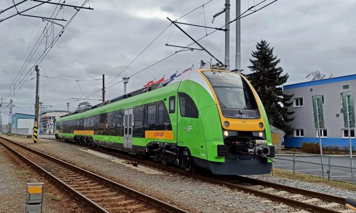Tren-PESA-696x418.jpg