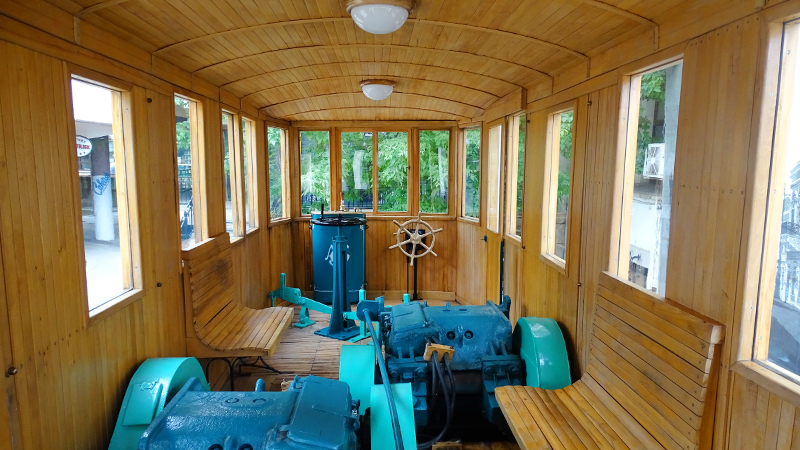 2. Tramvaiul nr. 2 - salon.jpg