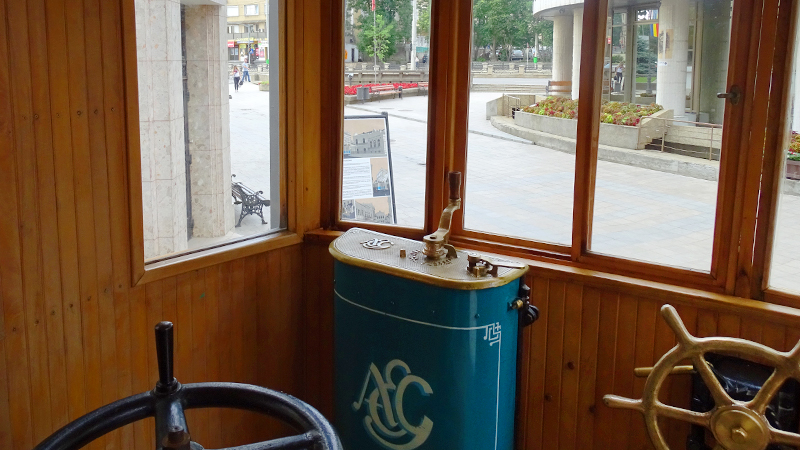 3. Tramvaiul nr. 2 - post de conducere.jpg