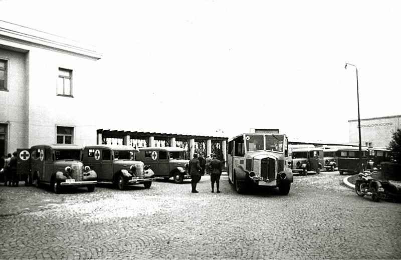 Autobuz Renault TN (în fața gării Băneasa, în timpul războiului fotografie istorică).jpg
