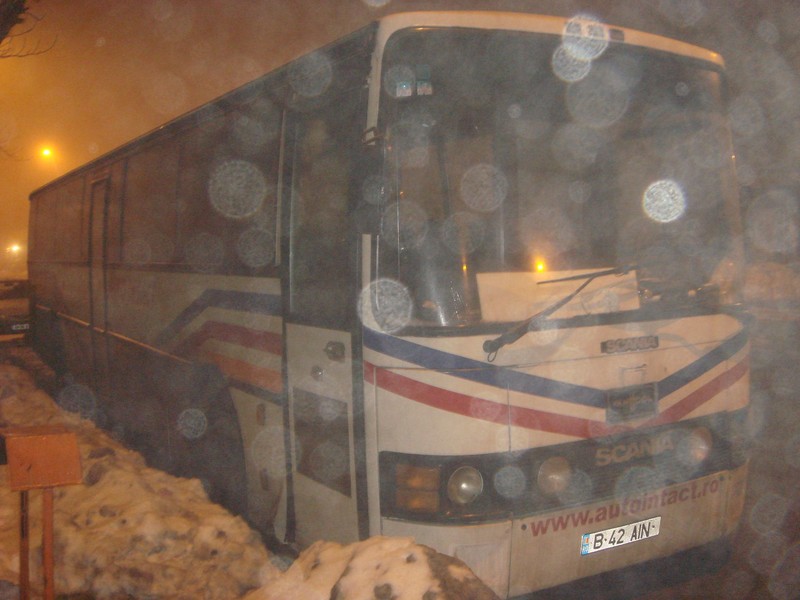 B42AIN SCANIA VANHOOL al lui Auto Intact parcheaza sear pe Bdul Preciziei.JPG