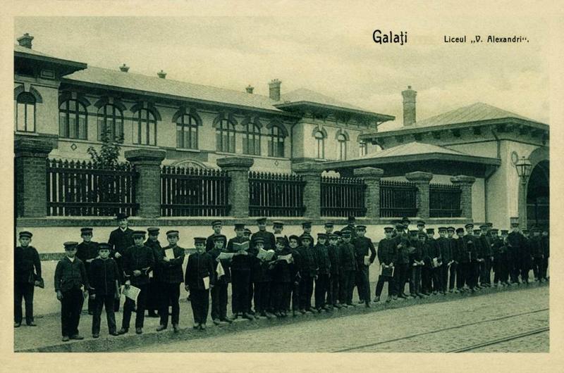 Elevi in fata liceului Vasile Alecsandri (CPI colectia Valer.jpg