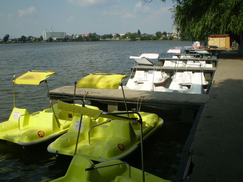 hidrobiciclete pe lacul tei.jpg