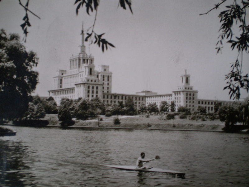 Lacul Herastrau si Casa Scanteii la jumatatea anilor '50.jpg