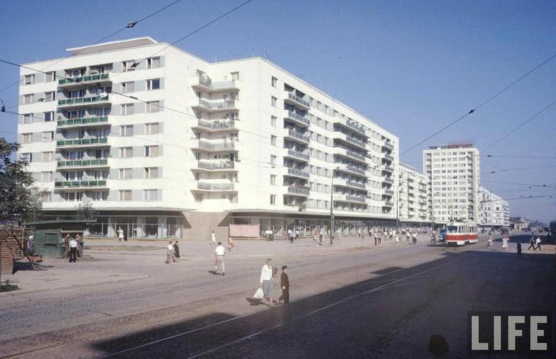 Piaþa Chibrit, 1964 (cu V56) (foto Carl Mydans, LIFE).jpg