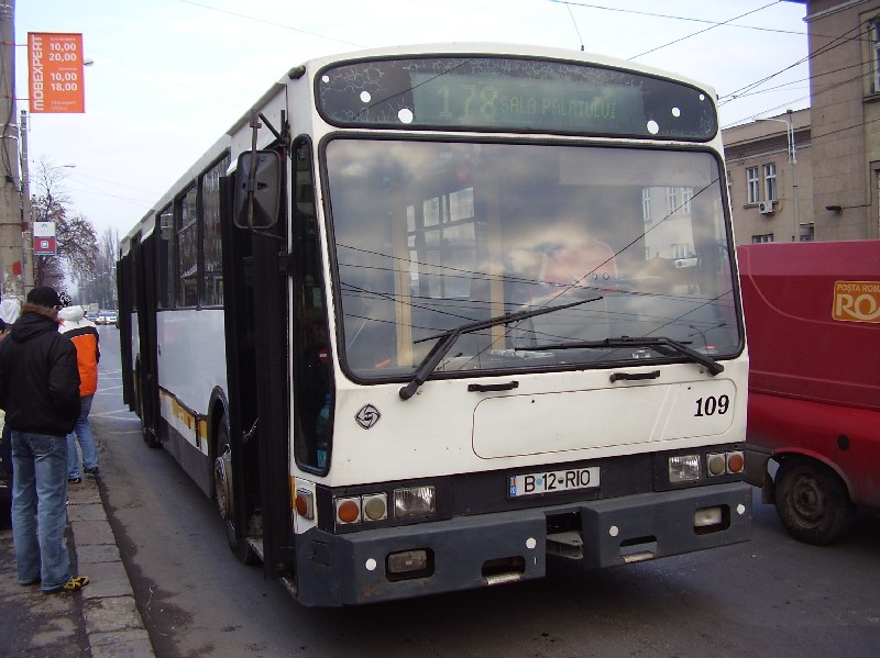 Rocar de Simon U412-230 #109, linia 178, în statia Gara de Nord, sensul spre Sala Palatului.jpg