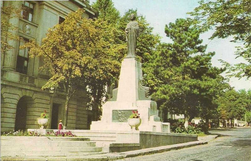 Statuia Eminescu.jpg