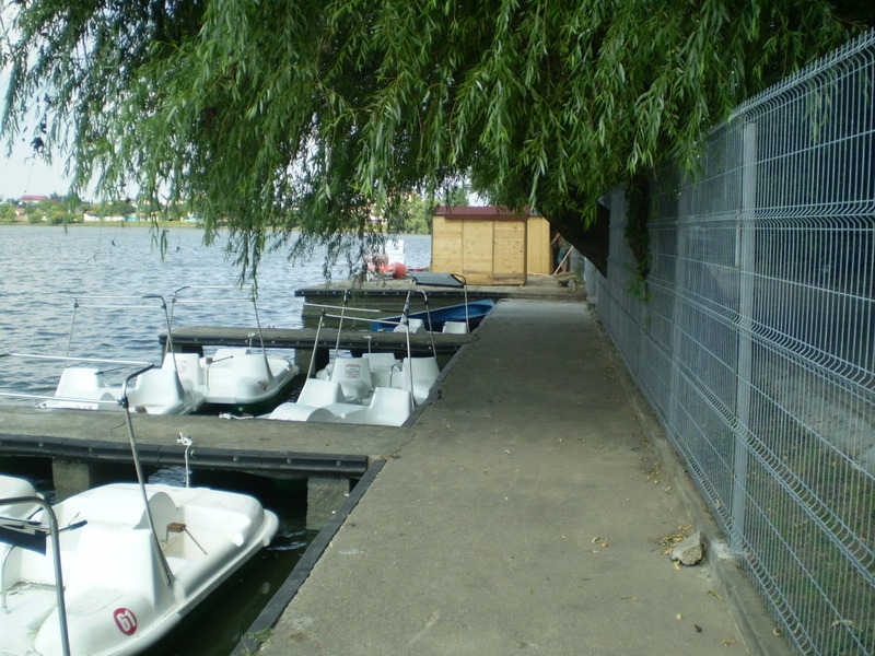 sunt amplasate si 2 cabine din lemn.jpg